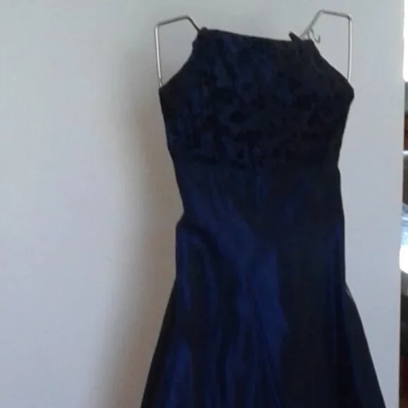 PROM/GRAD DRESS - Picture 3 of 11
